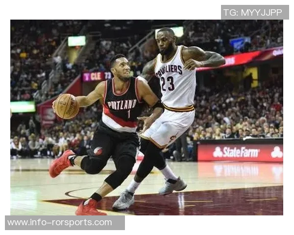 开拓者官方分享凯勒布乐福离开球馆时携篮球的温馨瞬间